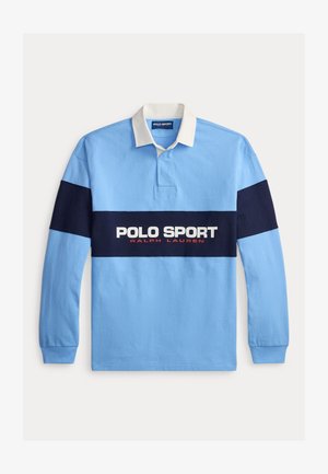 Világoskék hosszú ujjú galléros póló fehér gallérral és sötétkék vízszintes csíkkal, amelyen fehér és piros "POLO SPORT" logó látható. Pamut anyag.