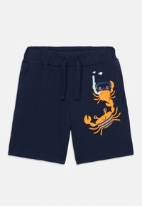 Marineblaue Shorts aus Baumwolle, mit einem verspielten orangefarbenen Krabben-Graphic, die Schnorchelausrüstung trägt, und horizontalen Streifen am unteren Teil der Krabbe.