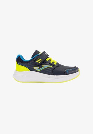 Zapatillas deportivas negras con acentos en azul y amarillo neón, que cuentan con una correa de velcro, superposiciones texturizadas y una ligera suela blanca.