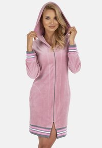 Vestito zip-up in velluto rosa con cappuccio, caratterizzato da accenti a strisce grigie e rosa sulle maniche e sull'orlo, e una fessura frontale per uno stile aggiuntivo.