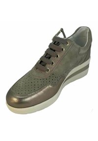 Sneaker leggera con tomaia in suede grigio, design perforato, dettagli in bronzo e lacci piatti. Presenta una suola bianca imbottita.