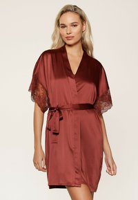 Burgundská saténová kimono róba s krajkovými rukávy a odpovídajícím opaskem. Design má výstřih do V a délku ke kolenům.
