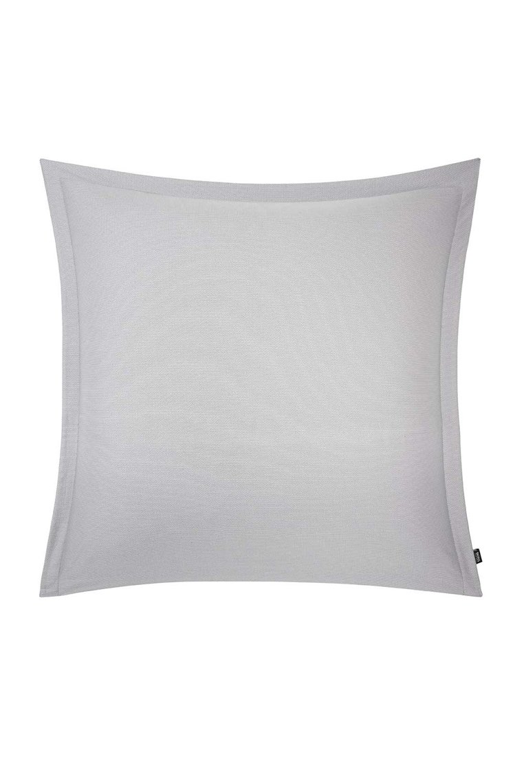 Housse de coussin carrée en tissu gris clair, présentant une texture lisse, des lignes épurées et une bordure cousue subtile. Comprend une étiquette de logo sur le côté.