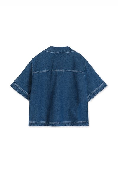 Giacca di jeans a maniche corte in blu scuro con forma boxy, dotata di colletto a punta e cuciture visibili lungo le cuciture e l'orlo.