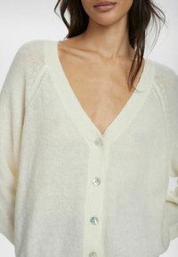 Nümph RIETTE V-NECK - Kardigan - cloud dancer