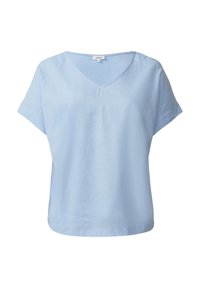Himmelblaue Kurzarm-V-Ausschnitt-Bluse mit lockerem Schnitt und einem kleinen Markenetikett am Ausschnitt.