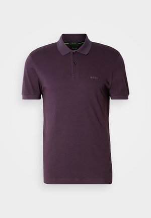 Pólo de cor roxa escura feito de algodão, com colarinho canelado, placket de dois botões e um logotipo discreto no lado esquerdo do peito. Textura suave.