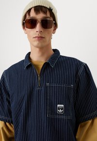 adidas Originals GRAPHIC  - Polo shirt - medium blue denim
