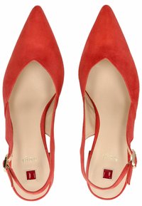 Scarpe con tacco alto in suede rosso con punta affilata e lati aperti. Presentano un sottile cinturino alla caviglia con dettagli in oro e una soletta beige.