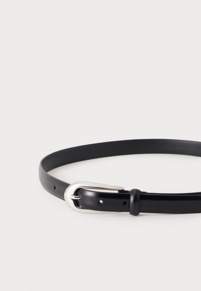 Ceinture en cuir noir avec une boucle en métal argenté posée à plat sur un fond blanc.