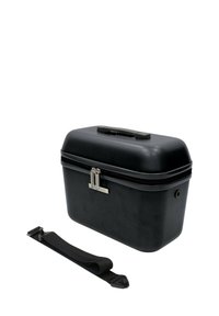 Beauty case rettangolare nero con finitura testurizzata, chiusura a zip, accessori in argento, manico laterale e tracolla rimovibile.
