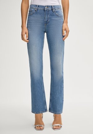 Jeans dritti azzurri chiaro con un lavaggio sbiadito. Presentano cinque tasche, una chiusura a bottone e passanti per cintura. Il materiale è denim con una texture liscia.