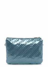 Bolso rectangular de piel sintética azul con un patrón de acolchado diagonal y cremallera plateada. Cuenta con una correa desmontable para diversas opciones de transporte.