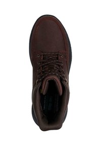 Bota de senderismo de cuero marrón con diseño de cordones, cuello acolchado y superficie texturizada. Presenta suela de goma y forro impermeable para mayor durabilidad.