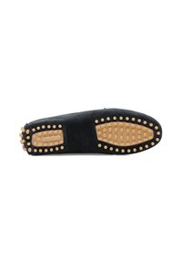 Chaussure slip-on en daim noir avec une semelle en caoutchouc beige comprenant des accents texturés circulaires et des points surélevés pour plus d'adhérence. Design supérieur lisse.