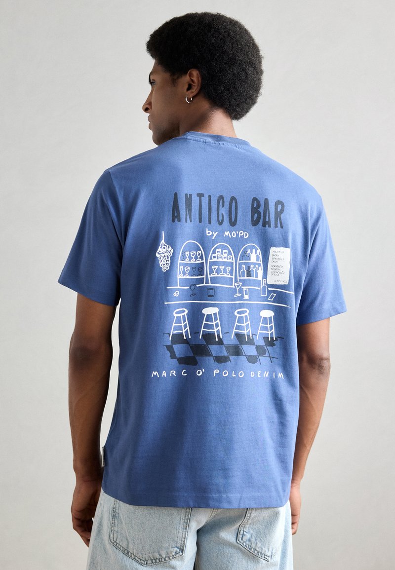 Blauwe katoenen T-shirt met een graphic op de rug met de tekst "ANTICO BAR", barillustraties en krukken. Lichtgewicht stof, casual pasvorm.