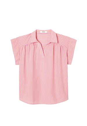 Blouse rose à manches courtes avec des rayures verticales jaunes et blanches, col ouvert et tissu lâche froncé sous les épaules.