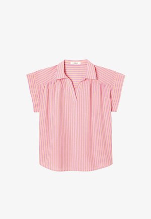 Blouse rose à manches courtes avec des rayures verticales jaunes et blanches, col ouvert et tissu lâche froncé sous les épaules.