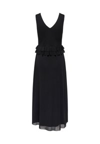 Robe noire sans manches avec un profond décolleté en V et un détail de volants superposés à la taille, s'écoulant en une longue jupe droite.