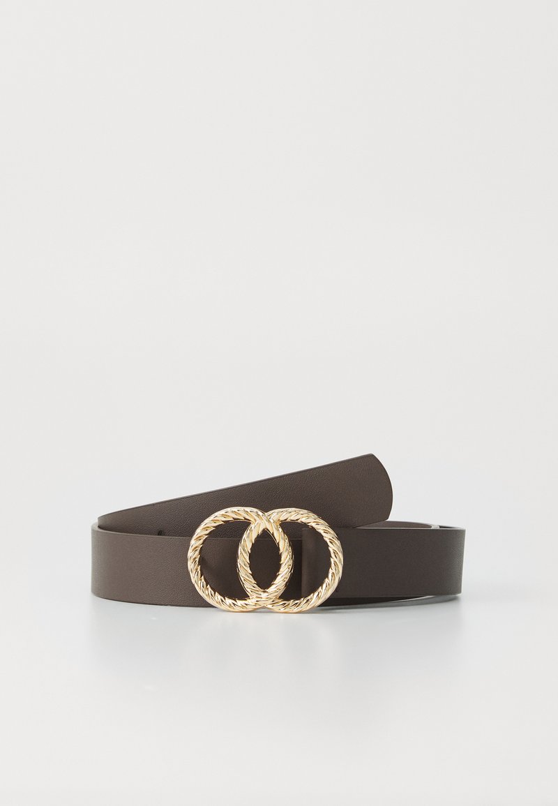Cinturón de cuero marrón con una correa ancha y una hebilla doble en forma de círculo retorcido en tono dorado. Textura suave y diseño minimalista.