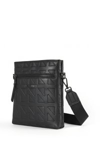 Borsa a tracolla nera con texture, realizzata in materiale sintetico, con un motivo geometrico, chiusura con zip superiore e tracolla regolabile.