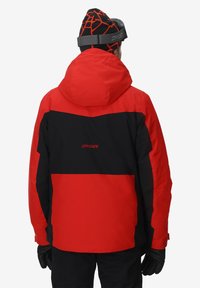 Veste imperméable rouge et noire avec capuche, dotée d'un design color-block, d'un logo au dos et de poignets ajustables.