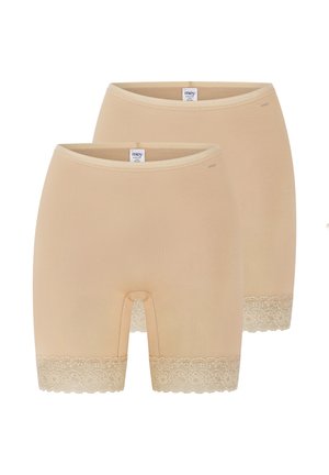 To beige sømløse dameshorts med blondekant, den ene vist forfra med åbning ved skridtet, og den anden vist bagfra, på hvid baggrund.