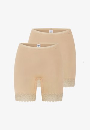 To beige sømløse dameshorts med blondekant, den ene vist forfra med åbning ved skridtet, og den anden vist bagfra, på hvid baggrund.