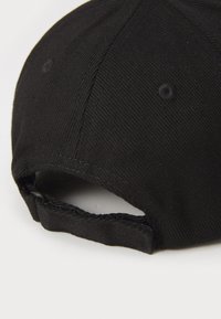 Boné de beisebol preto com um tecido texturizado, aba curva e uma fita ajustável com um fecho de metal na parte de trás.