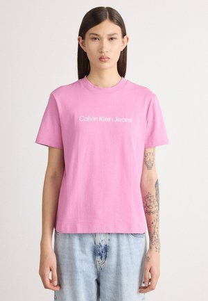 LOGO CLASSIC TEE - Apdrukāts T-krekls - raspberry cream