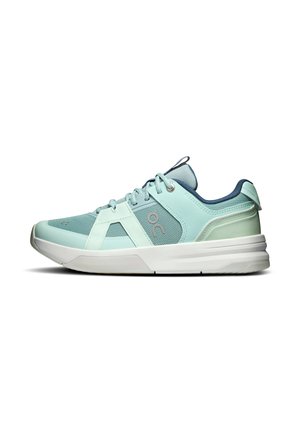 Lichtblauwe sportieve sneaker met witte zool, bovenkant van mesh en leer, vetersluiting en donkerblauwe binnenvoering, zijaanzicht.