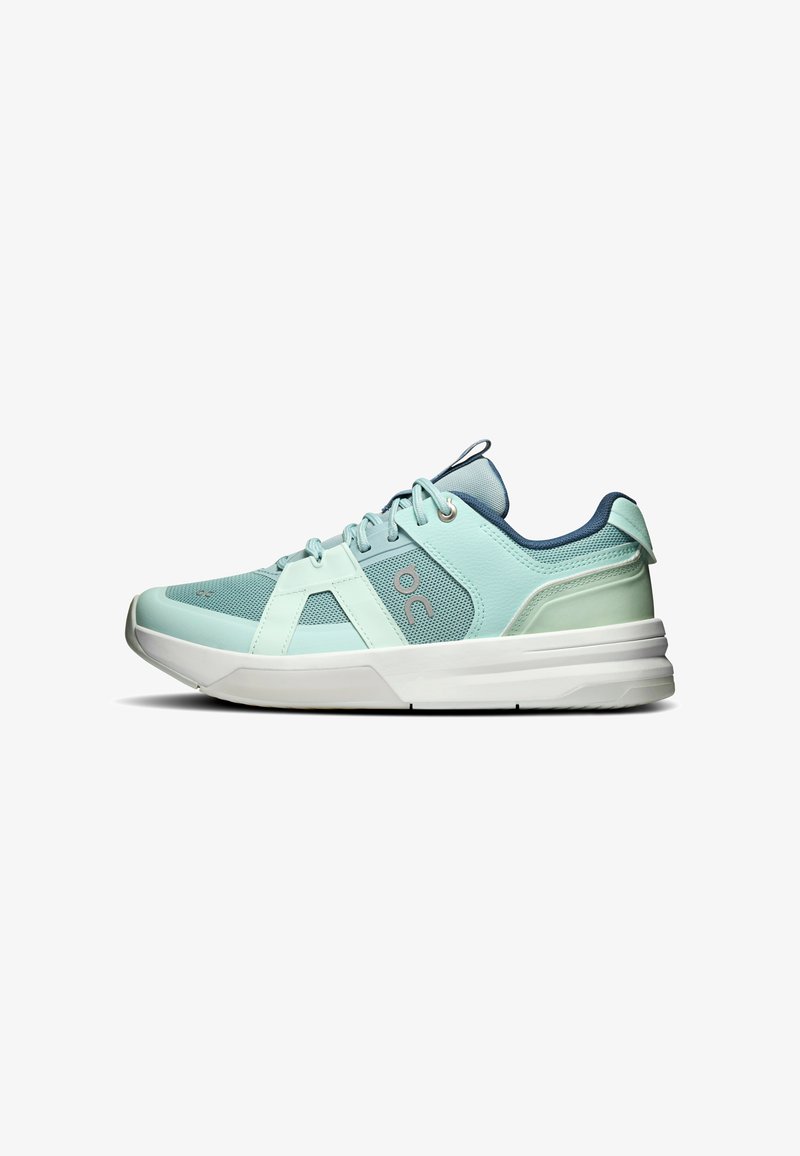 Baskets de sport bleu clair avec semelle blanche, dessus en mesh et cuir, fermeture à lacets et doublure intérieure bleu foncé, vues de profil.