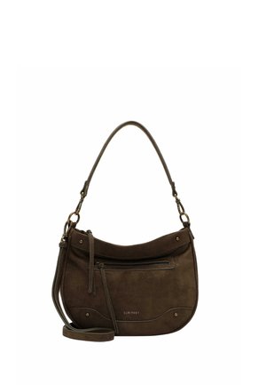 Dunkelbraune Veloursleder-Schultertasche mit Frontreißverschlusstasche, geschwungener Form und verstellbarem Riemen, hängend vor weißem Hintergrund.