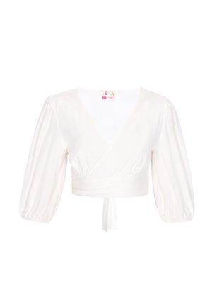 Bílý krátký zavinovací top s tříčtvrtečními rukávy s balonovými lemy a zavazováním v pase, zobrazený na jednobarevném bílém pozadí.