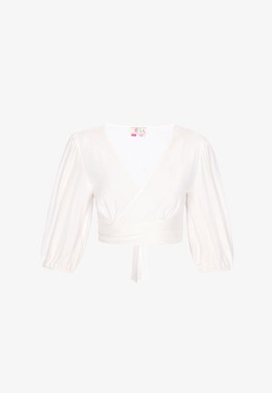 Bílý krátký zavinovací top s tříčtvrtečními rukávy s balonovými lemy a zavazováním v pase, zobrazený na jednobarevném bílém pozadí.