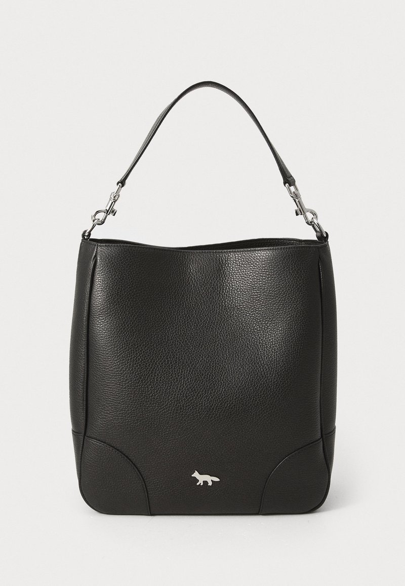 Musta nahkalaukku, jossa on teksturoitu pinta, lyhyellä kahvalla ja hopeisella fox-logolla alareunassa. Yksinkertainen, pyöreä muoto.