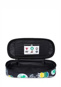 Estuche negro con cremallera, decorado con logotipos deportivos y patrones. Interior con forro liso de color negro. Construcción resistente con diseño de carcasa dura.