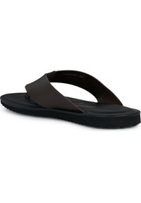 Sandalia de flip-flop marrón con una suela negra texturizada, tiras de un marrón oscuro suave y un diseño minimalista con un separador de dedos.
