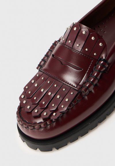 Bordeaux læder loafers med dekorative frynser, metalstuds og kontrastsyninger; gummisål, rund tå og detaljeret vampdesign.