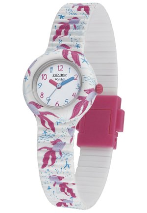 Børneur med havfrue-tema, der har et hvidt silikonearmbånd med pink fisketræk, et rundt sølv-urhus og en pink spænde.