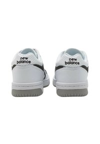 Sneaker in pelle bianca con accenti grigi, dettagli perforati e suola in gomma. Presenta il marchio "New Balance" sul tallone.