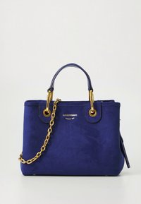 Tumši zila zamšādas soma ar zelta detaļām, dubultiem augšējās rokturiem un noņemamu ķēdes siksnu. Aprīkota ar reljefa logotipu un rāvējslēdzēja aizdari.