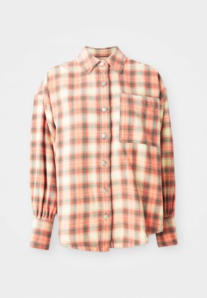 Camicia a quadri in rosso, verde e crema; design con bottoni, maniche lunghe con polsini arricciati, taschino sul petto, texture del tessuto morbida.