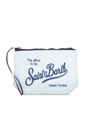 Bustina da polso azzurro chiaro con cerniera e cinturino blu scuro, con testo "The place to be Saint Barth Summer Paradise" e uno sfondo a motivo stellato.