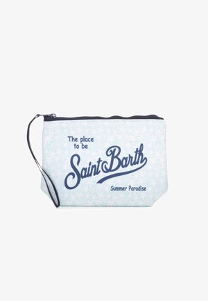 Bustina da polso azzurro chiaro con cerniera e cinturino blu scuro, con testo "The place to be Saint Barth Summer Paradise" e uno sfondo a motivo stellato.