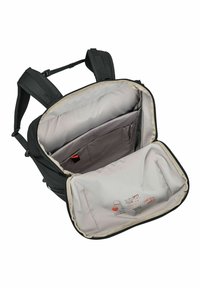 Mochila negra hecha de tela texturizada, con un espacioso interior gris que cuenta con compartimentos y un bolsillo frontal para organización.