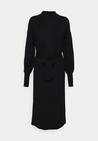 Robe noire tricotée avec un col montant, des manches longues et une ceinture nouée à la taille. Elle présente une silhouette droite et des poignets côtelés.