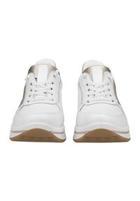 Weiße Sneaker mit metallisch goldenen Akzenten, Schnürsenkeln und Gummisohlen, die eine glatte Lederoberfläche und ein abgerundetes Design aufweisen.