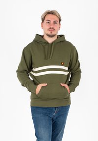 Felpa verde con cappuccio e tasca frontale, caratterizzata da due strisce orizzontali bianche e un piccolo logo sul petto. Materiale in cotone, vestibilità comoda.