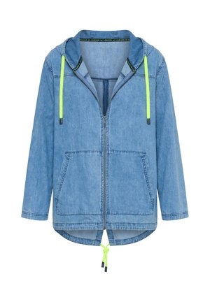 Jasna niebieska kurtka jeansowa z kapturem, z zamkiem błyskawicznym z przodu, dwoma kieszeniami i neonowożółtymi troczkami na kapturze i dole.